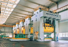 由1臺LD4-1250/750B型閉式四點雙動拉伸壓力機和3臺JE39-1000型、1臺JB39-800B型閉式四點單動壓力機組成的大型沖壓生產線