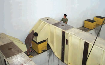 在沖壓設(shè)備底部和土建基礎(chǔ)之間安裝就位的隔而固隔振器